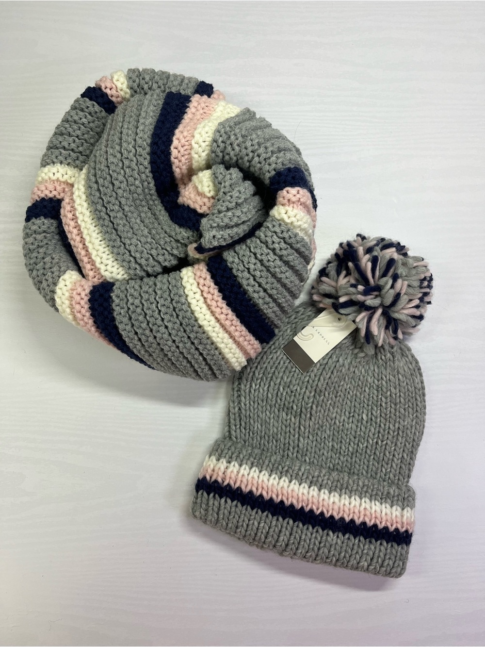 LA Express Women’s Knit Beanie & Scarf Set
